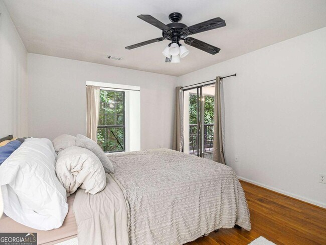 Building Photo - 3307 Pine Heights Dr NE