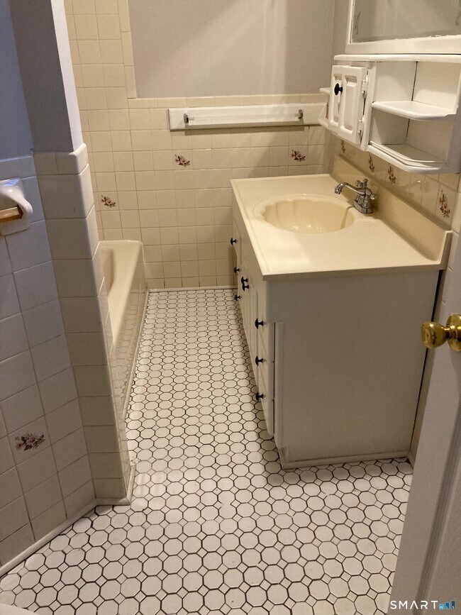 Building Photo - 235 Deacon St