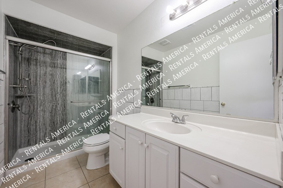 Building Photo - 820 N Granada Dr