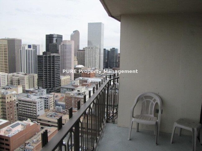 Building Photo - Large furnished studio apartment!