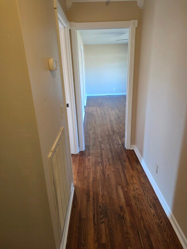 Building Photo - 3009 Sunnyview Dr