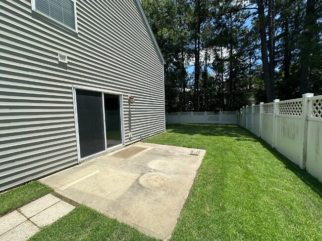 Building Photo - Four Bedroom Home with Private Fenced Back...