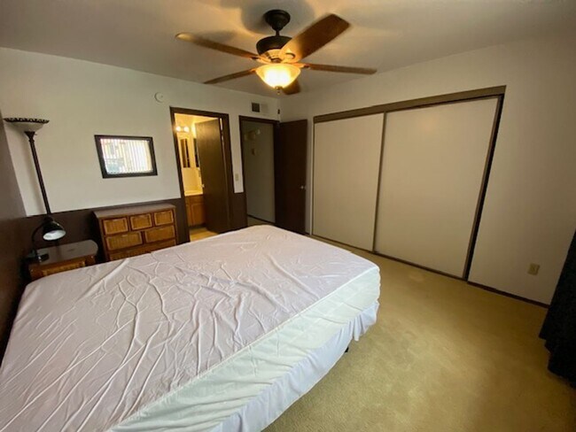 Building Photo - QUAINT, CUTE, 2BR CONDO; Covered Parking; ...