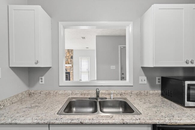 Building Photo - 920 Inglewood Ln