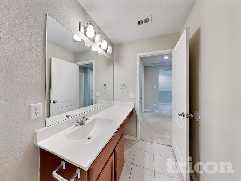 Building Photo - 601 Lost Pond