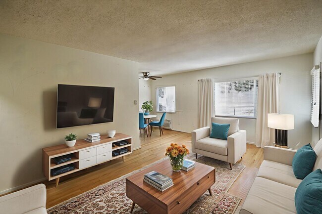 Building Photo - 5852 Hazeltine Ave