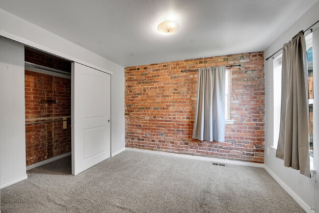 Building Photo - $2,395 - 2 Bed, 1 Bath Home in Denver with...