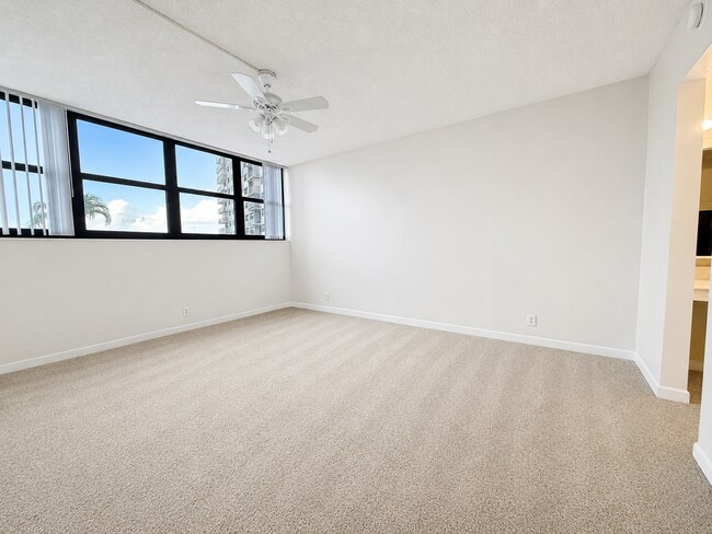 Building Photo - "Experience Luxury Living: Spacious 2-Bed, 2-Bath Condo in North Palm Beach!"