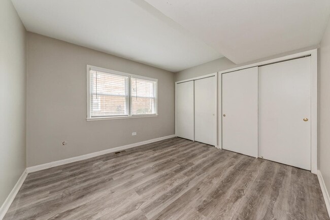 Building Photo - 856 E Capri Dr