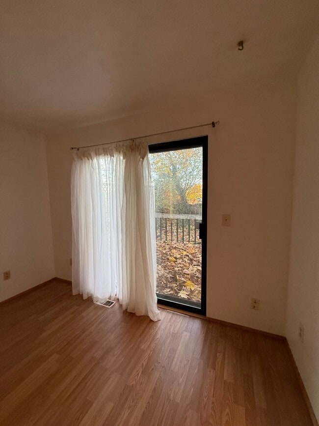 Building Photo - 2024 SE 8th Dr