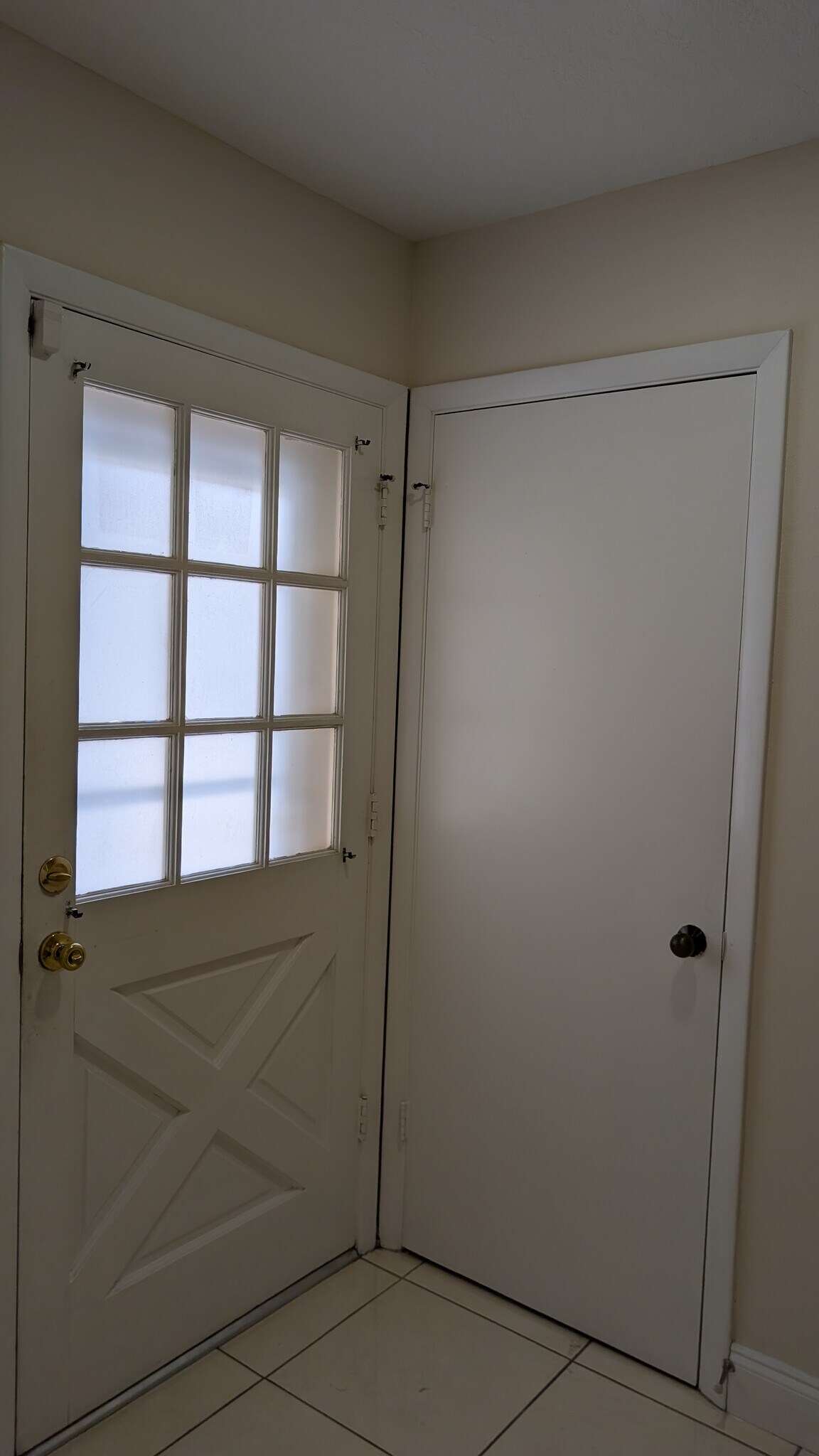 entry - 6909 Lake Place Ct