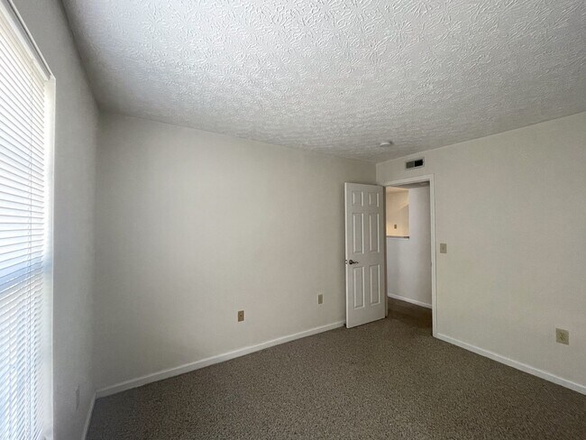 Building Photo - 5566 Garden Ridge