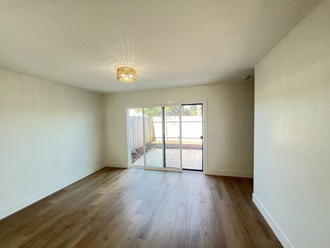 Building Photo - Newly renovated Townhome Grove Heights 1.5...
