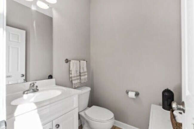 Building Photo - 190 Diamondhead Dr S