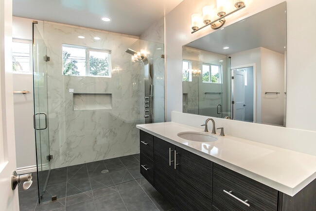 Building Photo - 621 N Bedford Dr