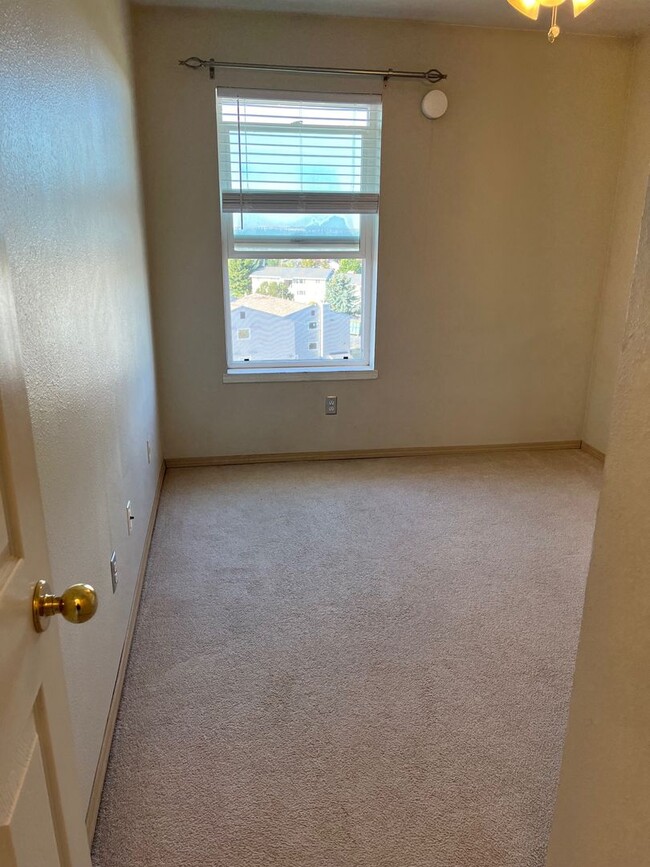 Building Photo - First Month's Rent FREE!! 2 bed 1Ba Top Fl...