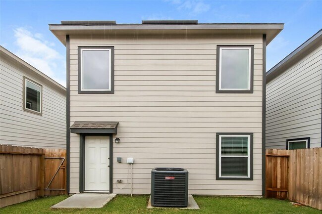 Building Photo - 15225 Estrella Rd E