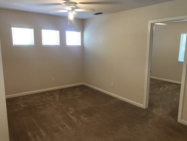 Building Photo - Beautiful 4 Bedroom, 2.5 Bath Master BR downstairs Tracy Home