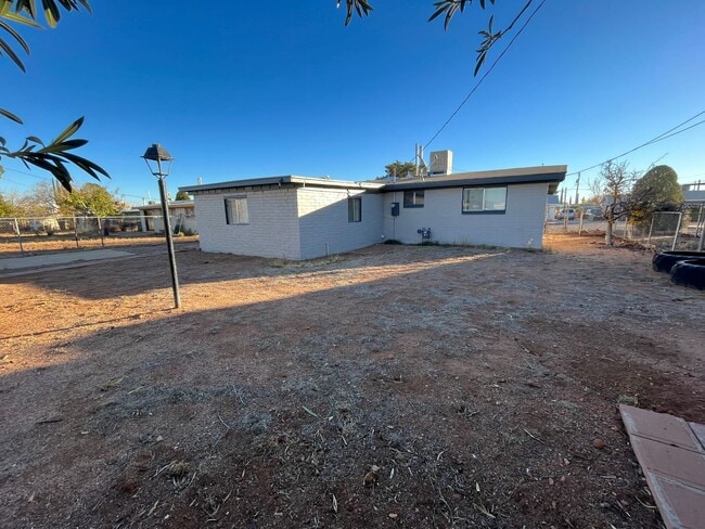 Building Photo - 3 bedroom 1 bath home with yard and covered parking