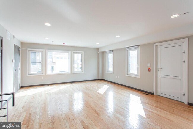 Building Photo - 2553 Montrose St