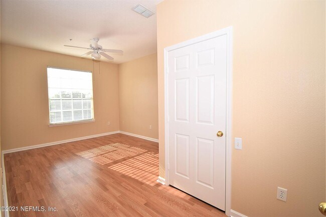 Building Photo - 10550 Baymeadows Rd