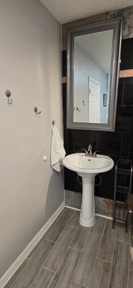 Building Photo - 6542 Sherry Ln