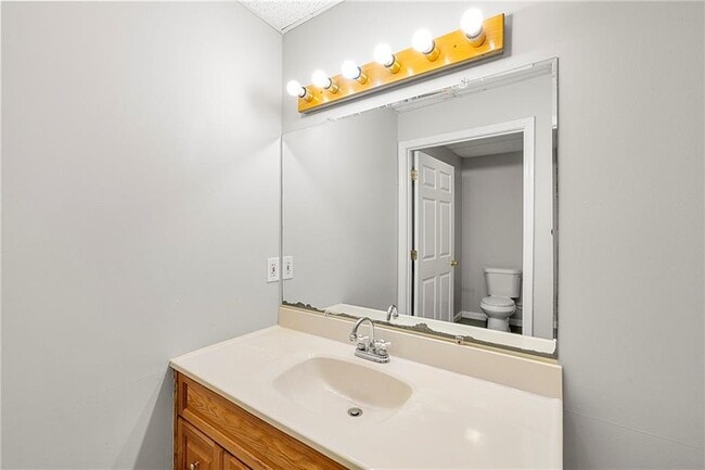 Building Photo - 302 S River Farm Dr
