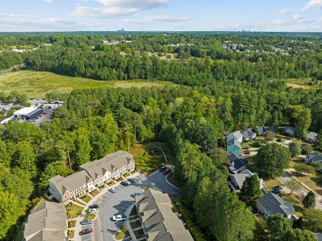 Building Photo - Gorgeous Townhome in N. Raleigh, Top Amenities & Finishes, Community Pool, Pet Friendly!