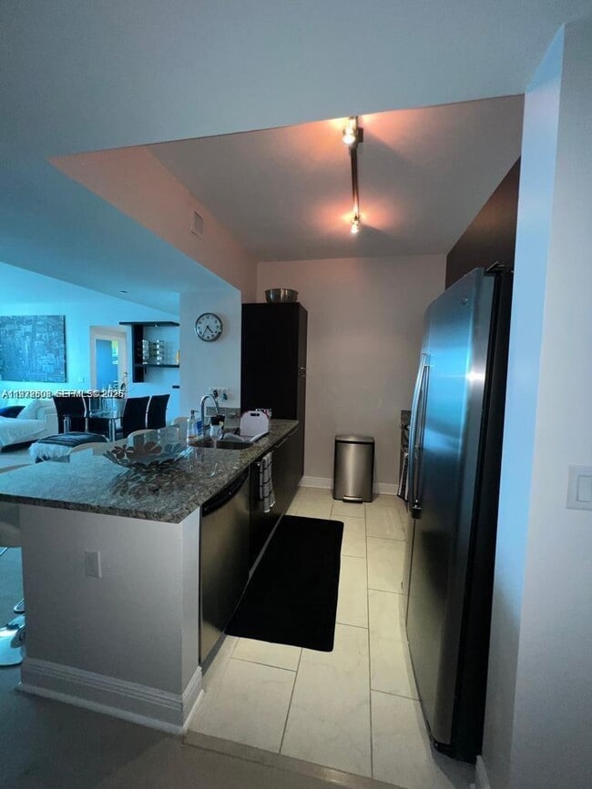 Building Photo - 950 Brickell Bay Dr