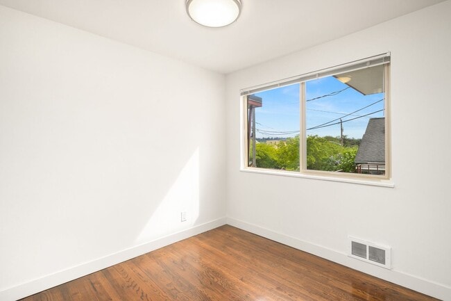 Building Photo - 1 Month Free! Greenlake 2 Bedroom - Top Floor, Washer/Dryer, Private Balcony, Parking Available