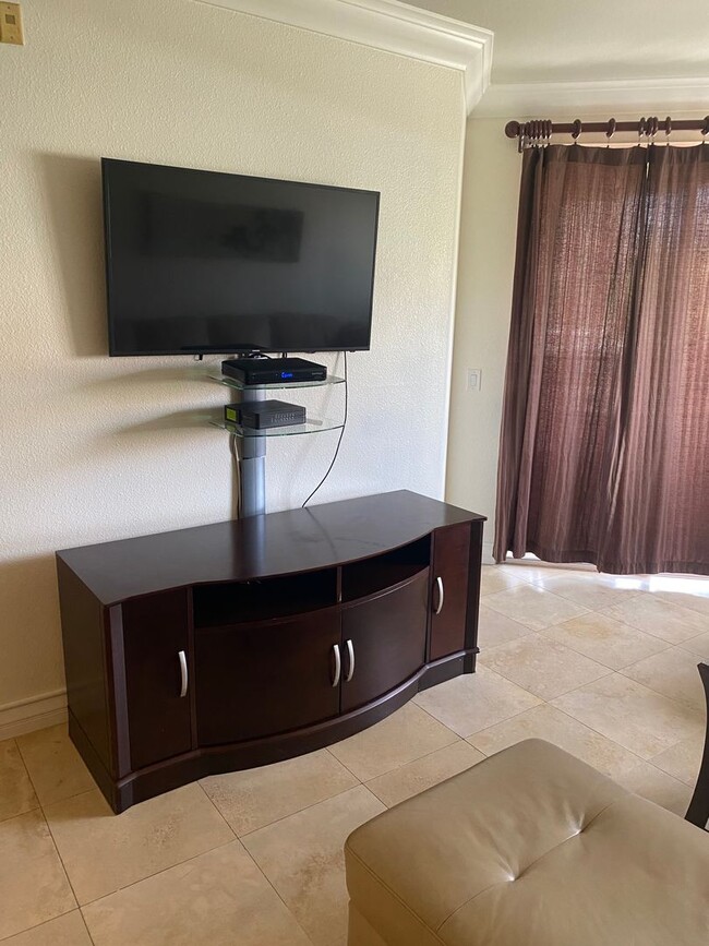 Building Photo - Meridian 2 BED|2BA FURNISHED CONDO 1 BLOCK...