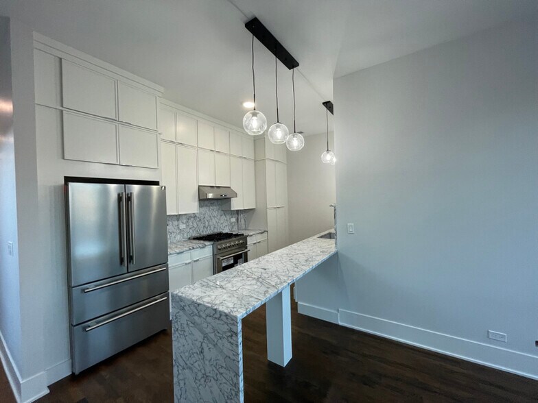 Building Photo - 1647 W Hubbard St