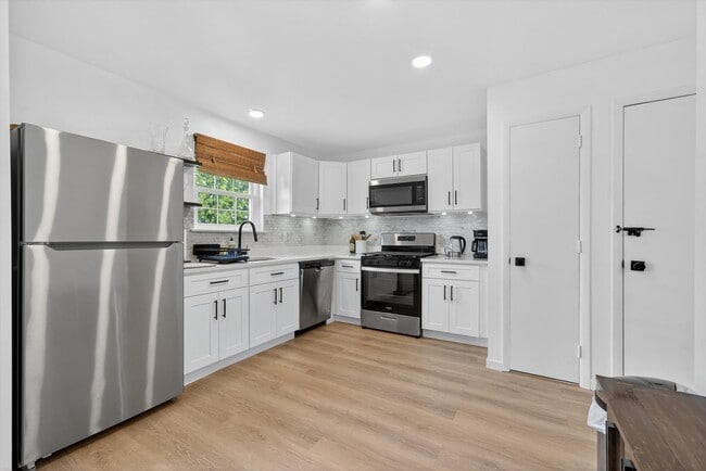 Building Photo - Gorgeous Newly Renovated 3 BR, 2.5 BA Town...