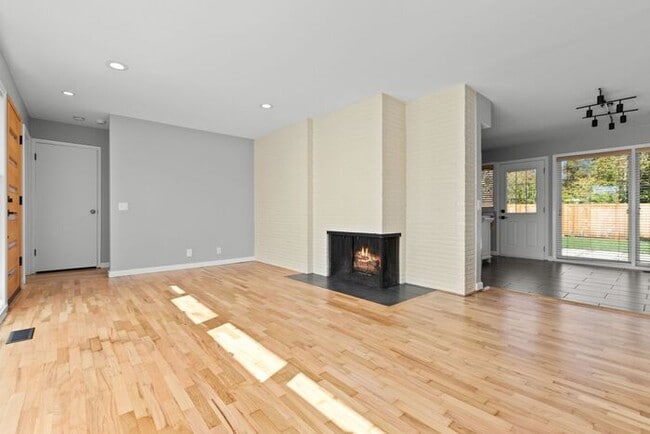 Building Photo - Freshly Updated West Seattle Rambler w/ Ai...