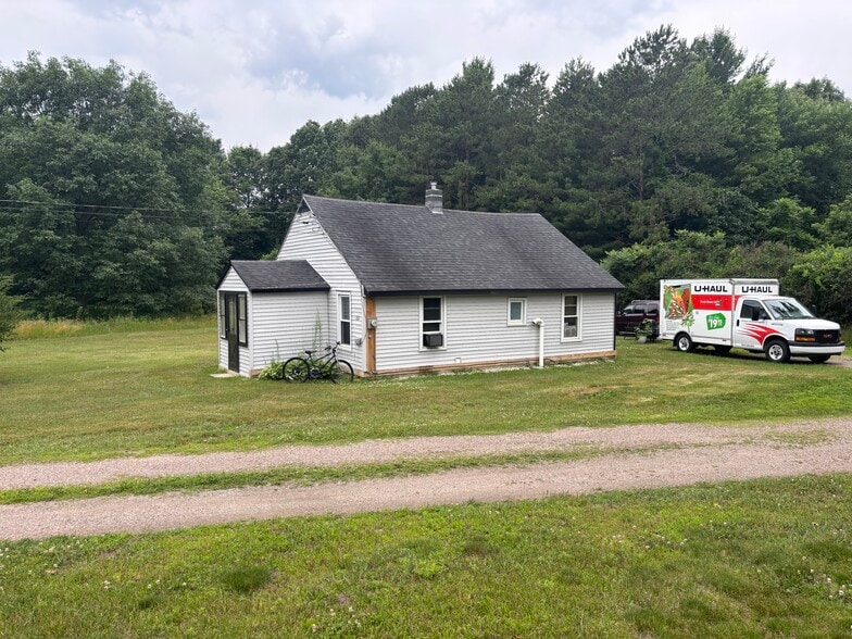 Building Photo - 252 River Rd