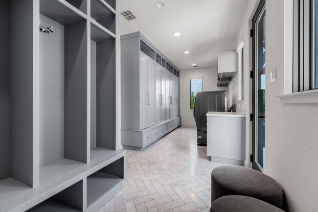 Building Photo - 505 Mission Bell Cv
