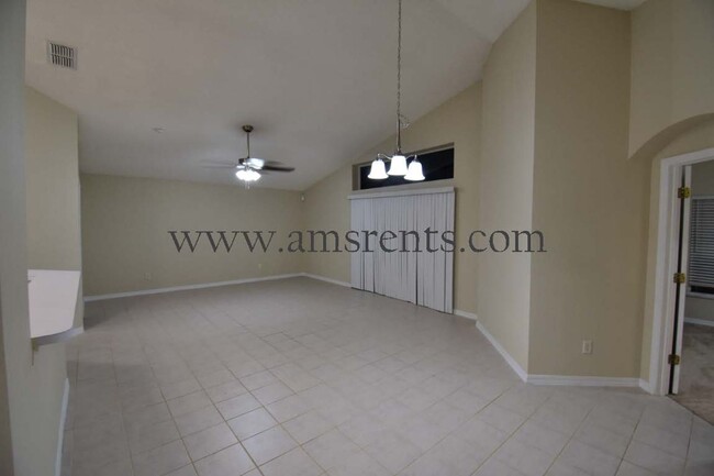 Building Photo - Delightful 3 bedroom house in Davenport