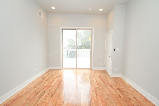 Building Photo - Large Point Breeze Home