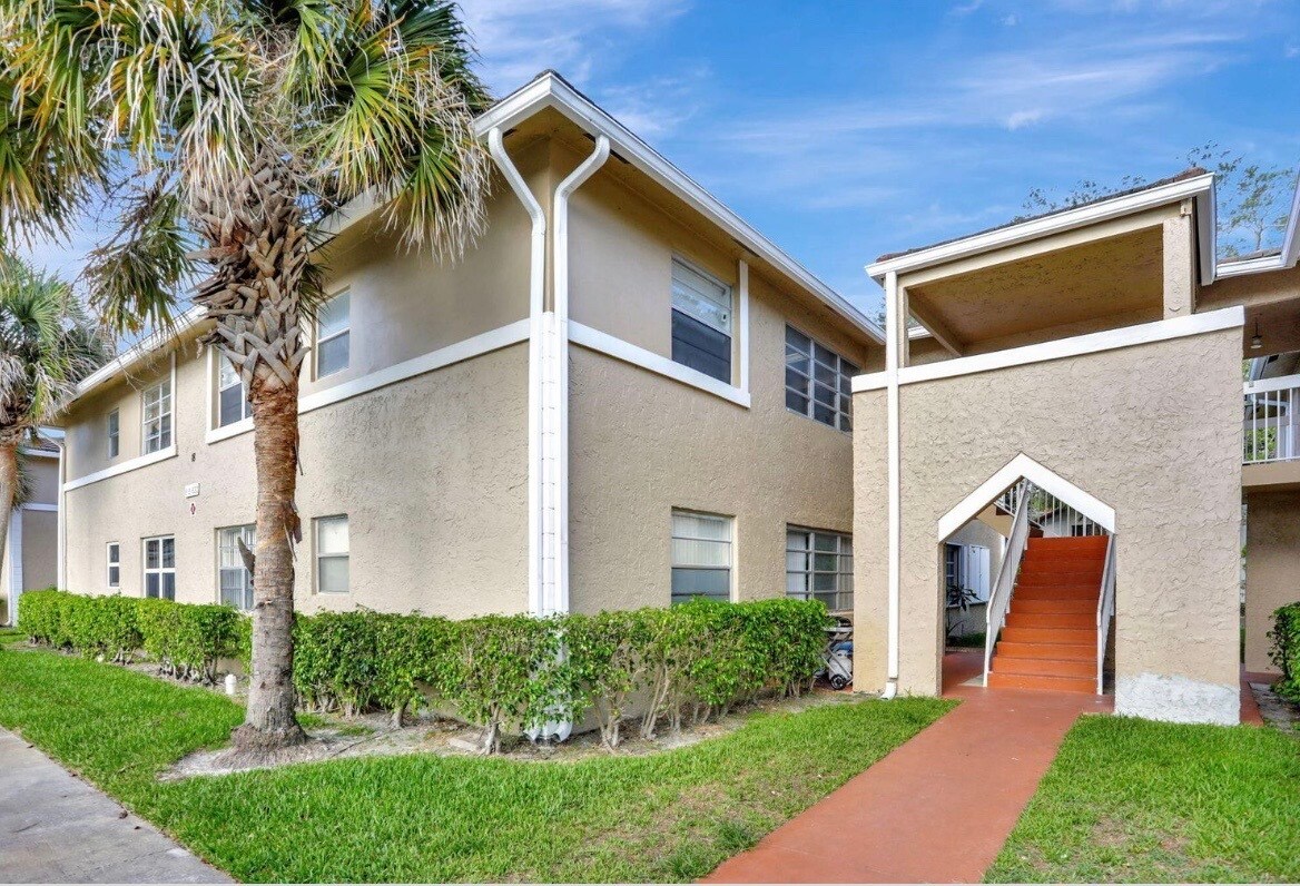 Building Photo - 832 Twin Lakes Dr