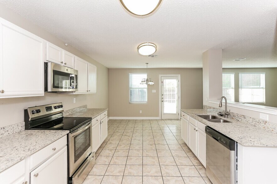Building Photo - 621 Almandora Dr
