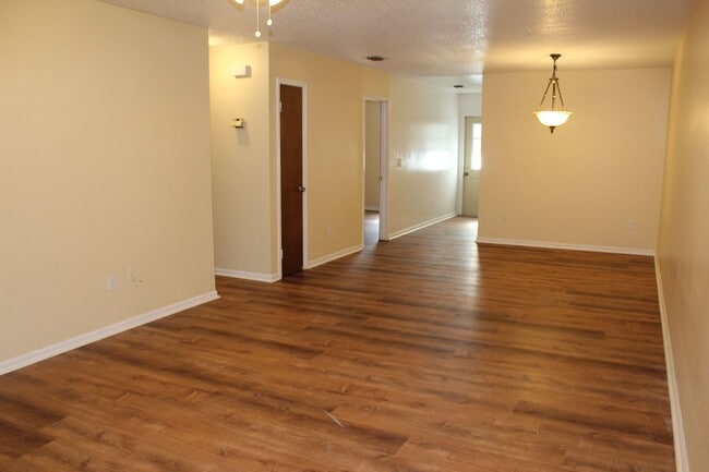 Building Photo - 2 bedroom 2 bath