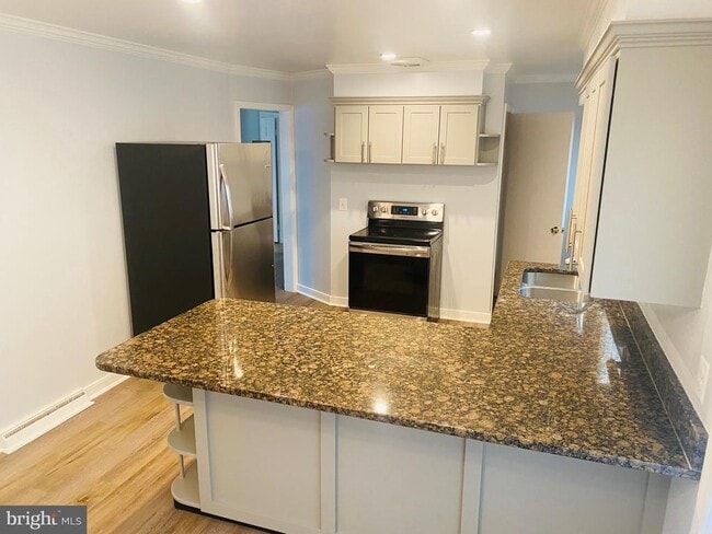 Building Photo - 856 Churchill Dr