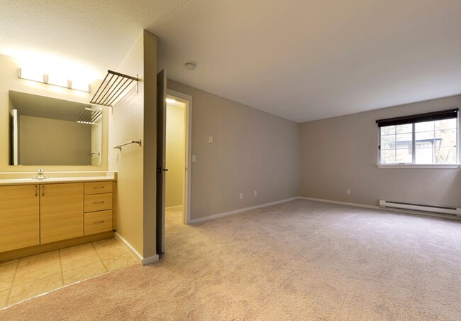 Building Photo - Available Now! Beautiful Kirkland Condo - ...