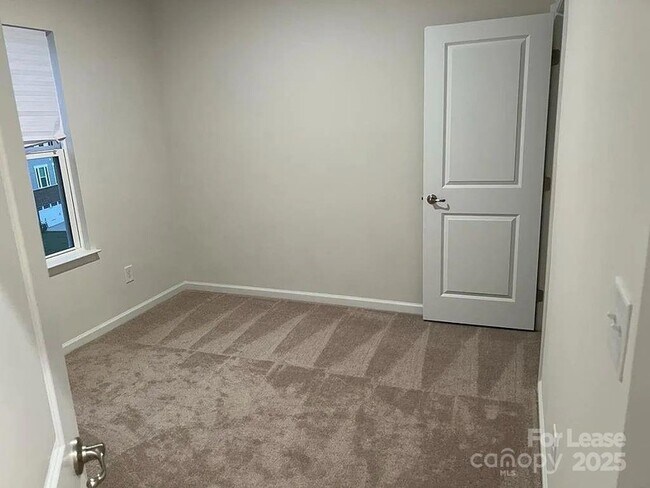 Building Photo - 2596 Grantham Place Dr