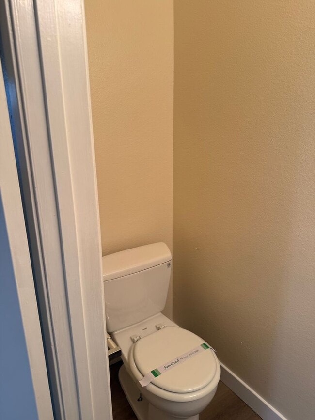 Building Photo - 8266-8266 Linden Rd