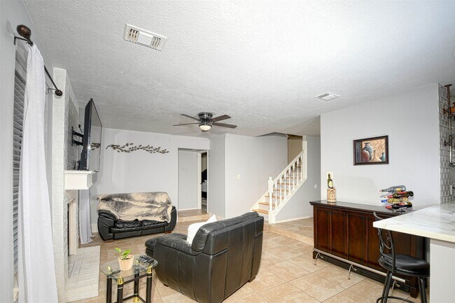 Building Photo - 17 S High Oaks Cir