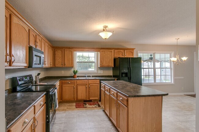 Building Photo - 4 Bedroom Pet Friendly Home For Rent!