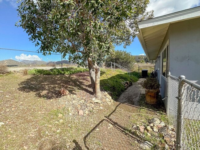 Building Photo - CUTE CONDO IN A DUPLEX W/ LARGE BACKYARD AVAILABLE FOR RENT!