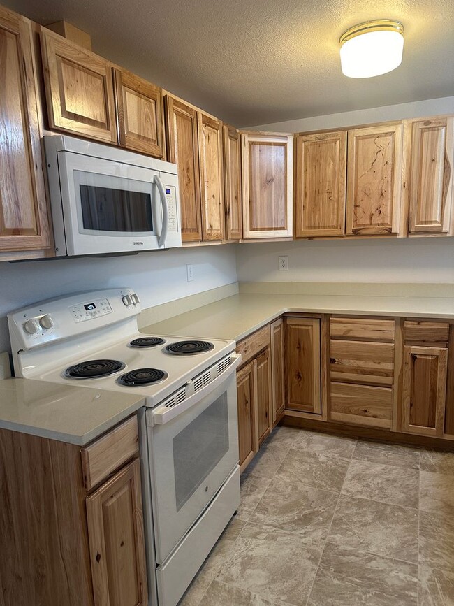 Building Photo - Fully Remodeled Home, Move In Ready! Pet c...