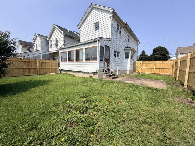 Building Photo - 1007 Stafford Ave